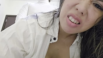 Castigo a mi hijastra culona por pervertida y me le follo su rico coño hasta correrme en él