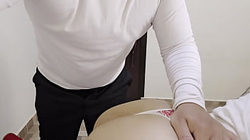 Castigo a mi hijastra culona por pervertida y me le follo su rico coño hasta correrme en él