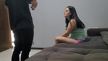 Oficial de justiça pega mulher de malandro sozinha em casa