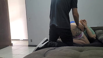 Oficial de justiça pega mulher de malandro sozinha em casa