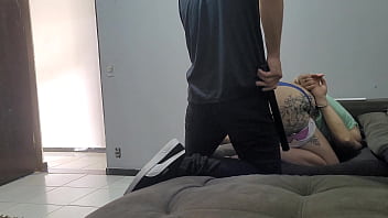 Oficial de justiça pega mulher de malandro sozinha em casa