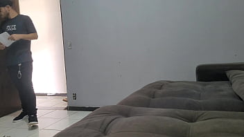 Oficial de justiça pega mulher de malandro sozinha em casa