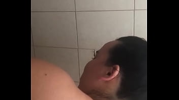 En la regadera con mi esposa