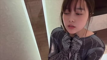 家族にバレないようにコソコソとお風呂でしかオナニーできない女子大生を観察。