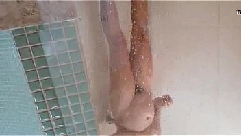 Esposa tomando banho