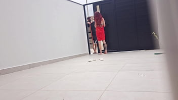 Safada tomando sol de biquíni em seu quintal com vizinho fazendo manutenção de seu portão