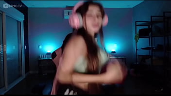 Julieta gostosa dançando muito peituda