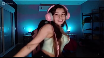 Julieta gostosa dançando muito peituda