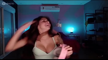 Julieta gostosa dançando muito peituda