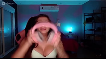 Julieta gostosa dançando muito peituda