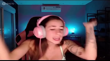 Julieta gostosa dançando muito peituda