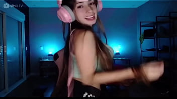 Julieta gostosa dançando muito peituda