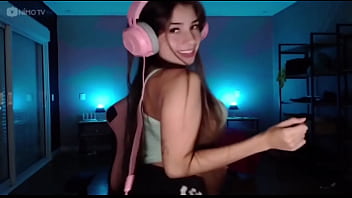 Julieta gostosa dançando muito peituda