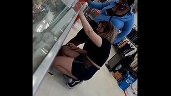 Elle regarde en bas je regarde son cul