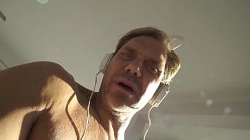 Sexo lesbico intenso en el baño