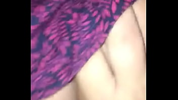 Esposa gostosa e rabuda sendo fodida com o dedo no cú