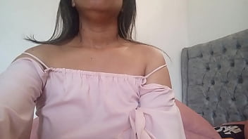 Latina se masturba mientras nos cuenta su primera vez que le abrieron el culo