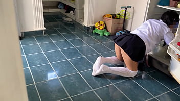 Huy hijastra esas bragas te quedan muy ricas¡ lo siento pero voy a tenr clavarte la verga directo a coño