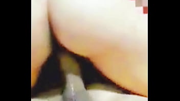 Enteada inocente senta nas pernas do padrasto pervertido que mexe e toca na buceta dela e diz que é muito engraçado padrasto vendo que ela está sem calcinha coloca ela para sentar a safada vai kikando da pica grossa