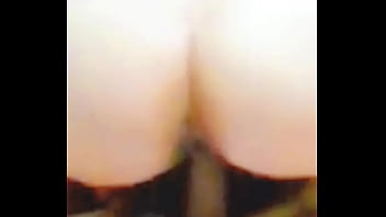 Enteada inocente senta nas pernas do padrasto pervertido que mexe e toca na buceta dela e diz que é muito engraçado padrasto vendo que ela está sem calcinha coloca ela para sentar a safada vai kikando da pica grossa