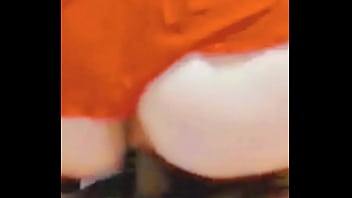 Enteada inocente senta nas pernas do padrasto pervertido que mexe e toca na buceta dela e diz que é muito engraçado padrasto vendo que ela está sem calcinha coloca ela para sentar a safada vai kikando da pica grossa