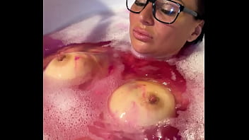 Hot bath sex – foamy brunette on her knees