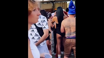 Mora con un culo incredibile balla in discoteca