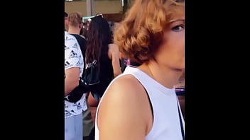 Mora con un culo incredibile balla in discoteca