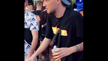 Mora con un culo incredibile balla in discoteca