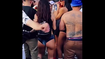 Mora con un culo incredibile balla in discoteca