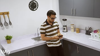 Ladronas se hacen pasar por strippers para follarse al casero y robarse todo