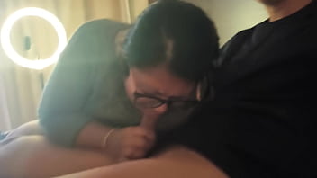 Madre soltera que conoci por facebook quiere chuparme la polla porque hace años que no tiene una en la boca