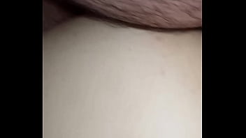 Gretala si fa scopare la fica in silenzio mentre suo marito russa sul divano