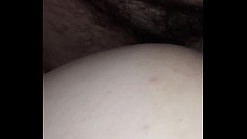 Gretala si fa scopare la fica in silenzio mentre suo marito russa sul divano