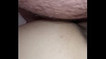 Gretala si fa scopare la fica in silenzio mentre suo marito russa sul divano