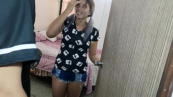 Mi mejor amiga me invita a su casa y me ayuda terminamos follando le follo el culo que rico dice