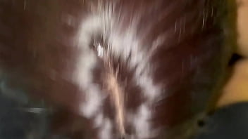 Compañera de cuarto culona me chupa la verga y se traga mi leche a cambio del alquiler