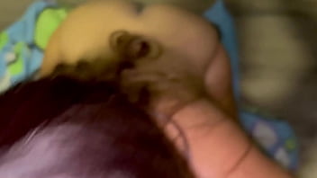 Compañera de cuarto culona me chupa la verga y se traga mi leche a cambio del alquiler