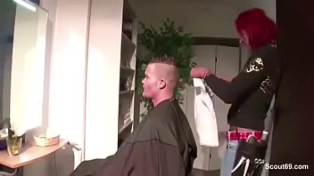 Rothaarige schlanke friseurin laesst sich von kunden auf arbeit vögeln Rothaarige schlanke friseurin laesst sich von kunden auf arbeit vögeln