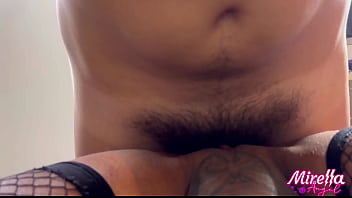 Novinha sobe e desce na rola grossa