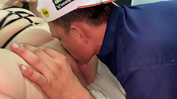 Me trago la leche espesa de ese hombre