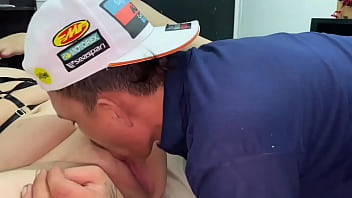 Me trago la leche espesa de ese hombre