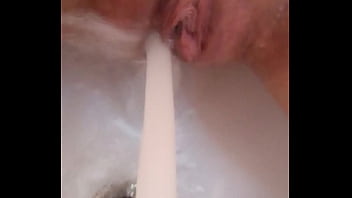 Gretala gioca con i suoi buchi della fica e del culo