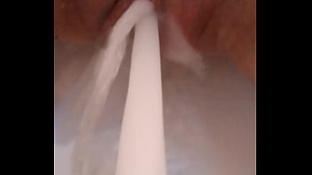 Gretala gioca con i suoi buchi della fica e del culo