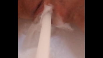 Gretala gioca con i suoi buchi della fica e del culo