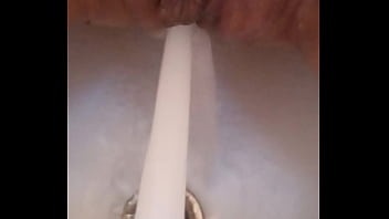 Gretala gioca con i suoi buchi della fica e del culo