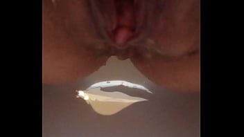 Gretala gioca con i suoi buchi della fica e del culo