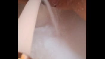 Gretala gioca con i suoi buchi della fica e del culo