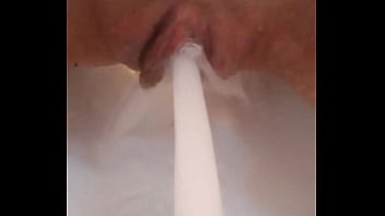 Gretala gioca con i suoi buchi della fica e del culo