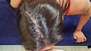 Foi só colocar as bolinhas no meu cu que chegou a pica